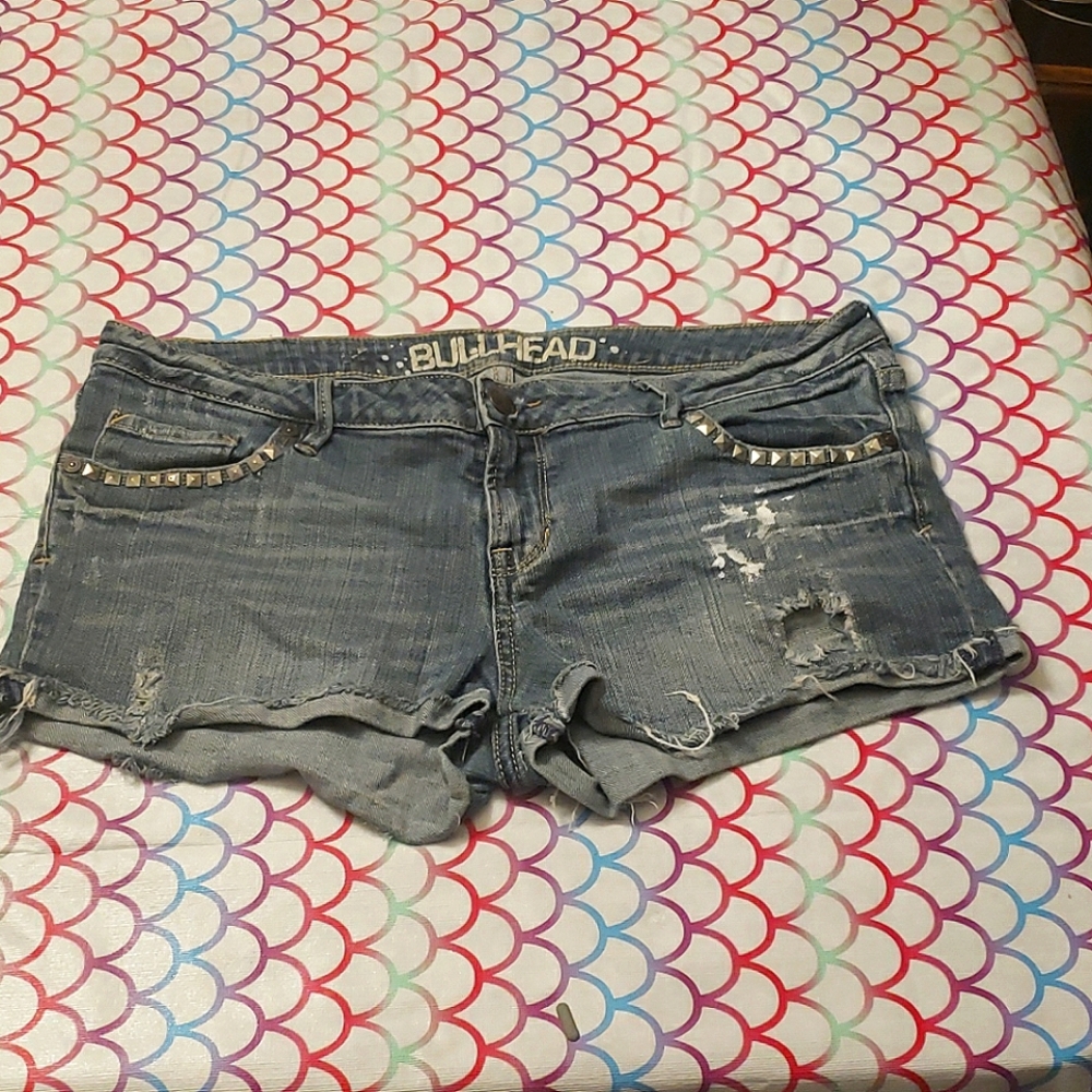 Distressed short shorts